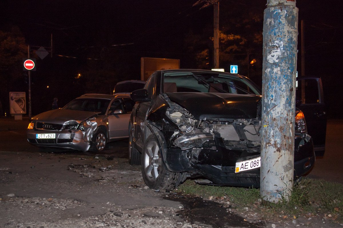 На Гагарина произошло ДТП: Nissan занесло в столб 5