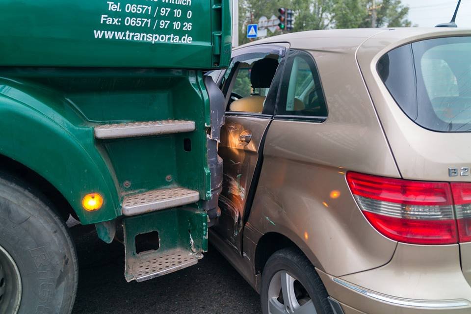 На Космической не поделили дорогу грузовик и автомобиль Mercedes 1