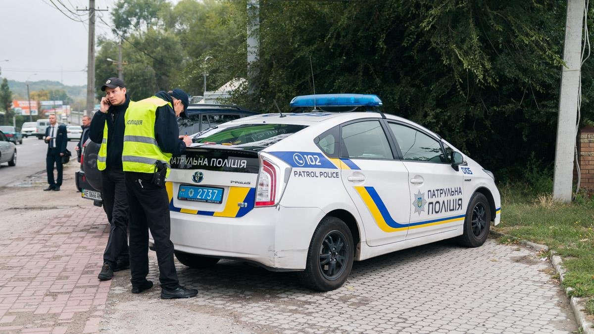 На Космической не поделили дорогу грузовик и автомобиль Mercedes 2