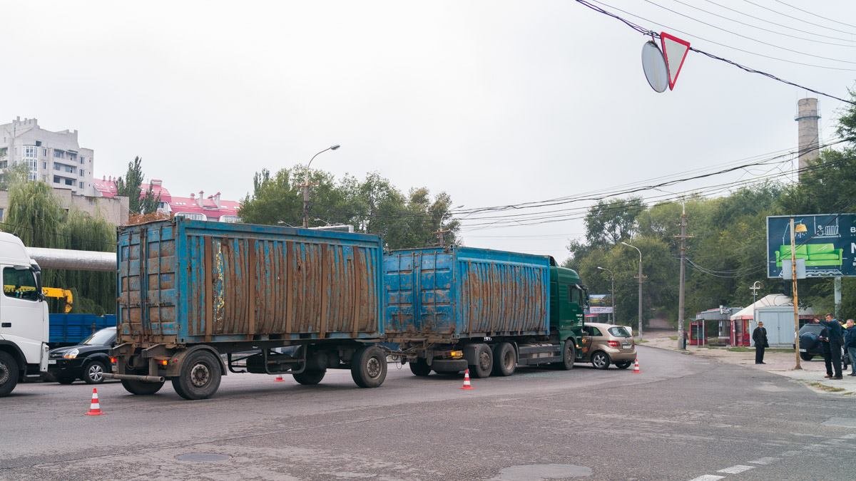 На Космической не поделили дорогу грузовик и автомобиль Mercedes 3