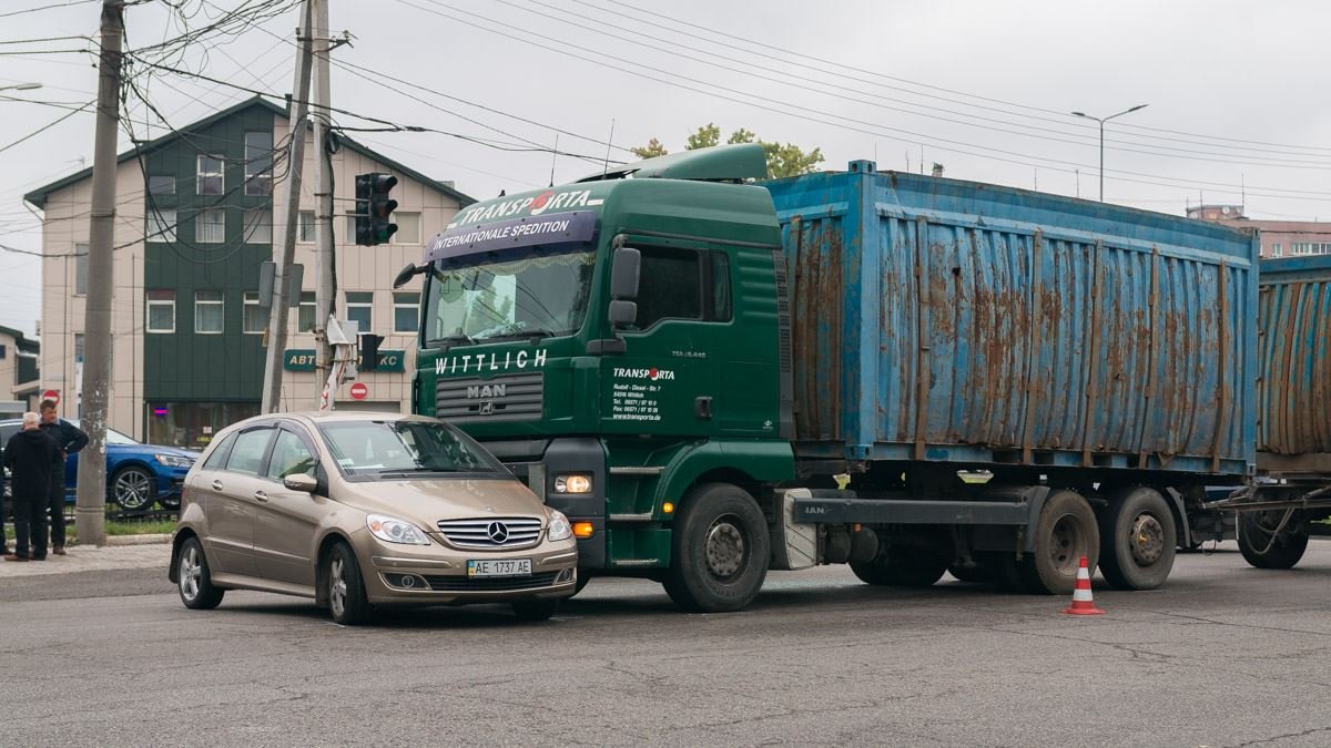 На Космической не поделили дорогу грузовик и автомобиль Mercedes 4