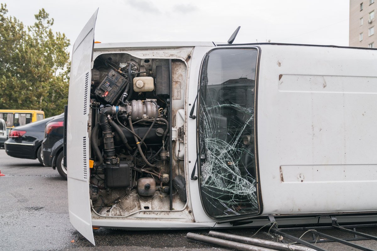Авария на Слобожанском проспекте: возле АТБ перевернулся ВАЗ 1