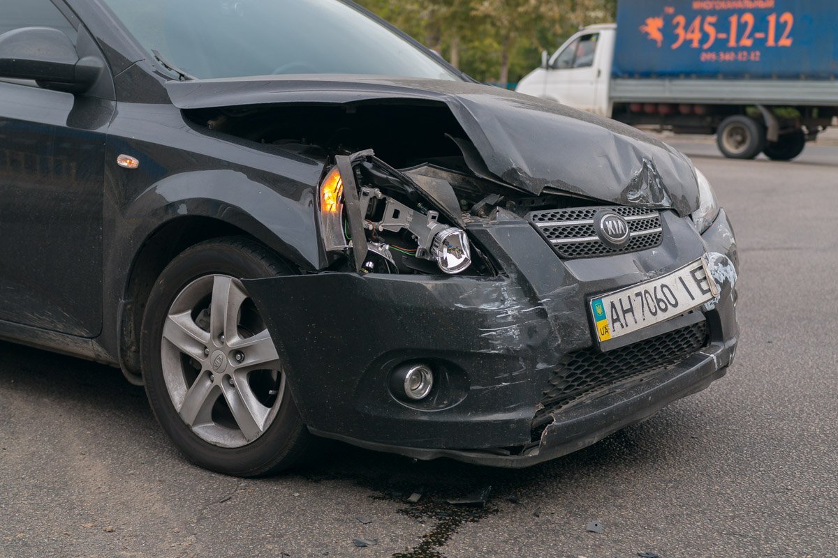 Авария на Слобожанском проспекте: возле АТБ перевернулся ВАЗ 2