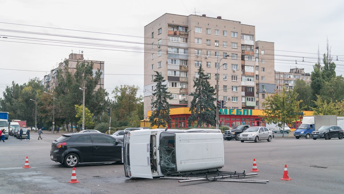 Авария на Слобожанском проспекте: возле АТБ перевернулся ВАЗ 3