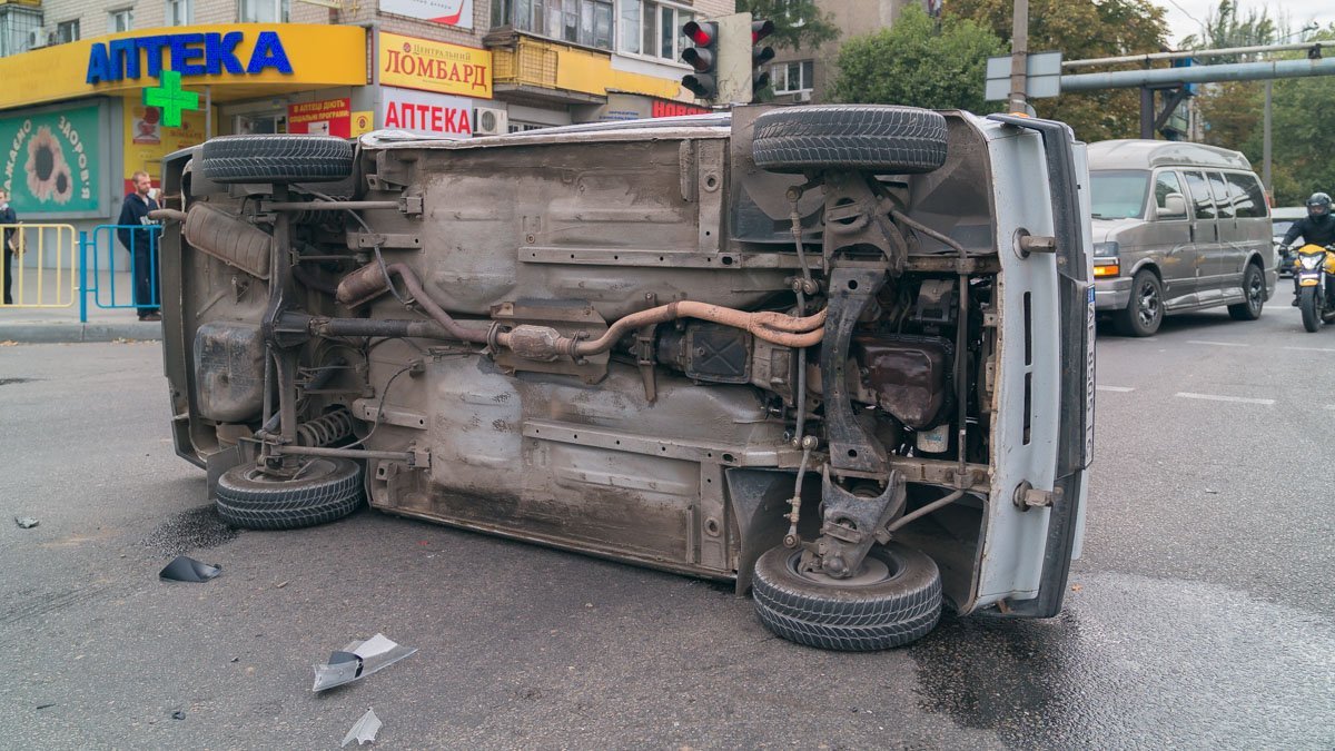 Авария на Слобожанском проспекте: возле АТБ перевернулся ВАЗ 4