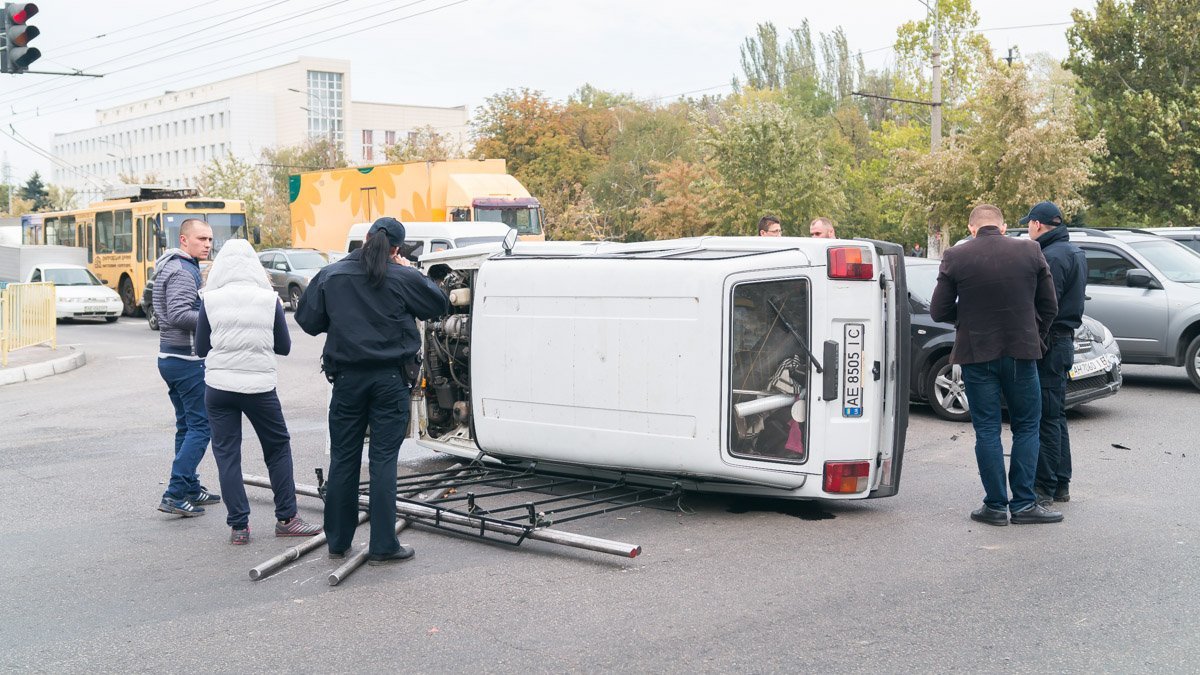 Авария на Слобожанском проспекте: возле АТБ перевернулся ВАЗ 5