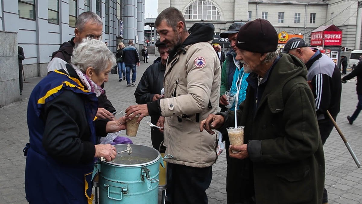 Шанс на исправление и бесплатная еда: как помогают бездомным на Привокзальной площади 4