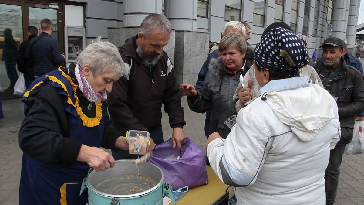 Шанс на исправление и бесплатная еда: как помогают бездомным на Привокзальной площади 5