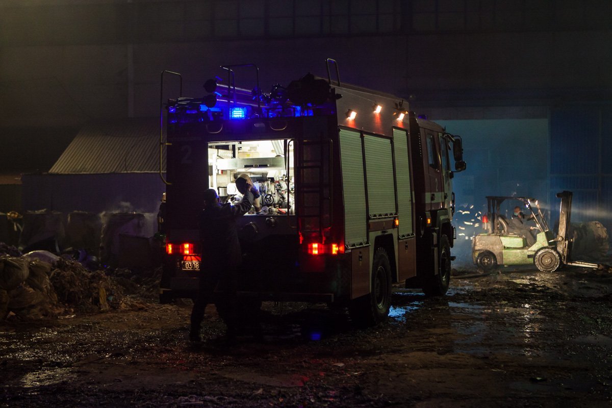 Масштабный пожар в Днепре: на заводе "Альбатрос" горит туалетная бумага 1