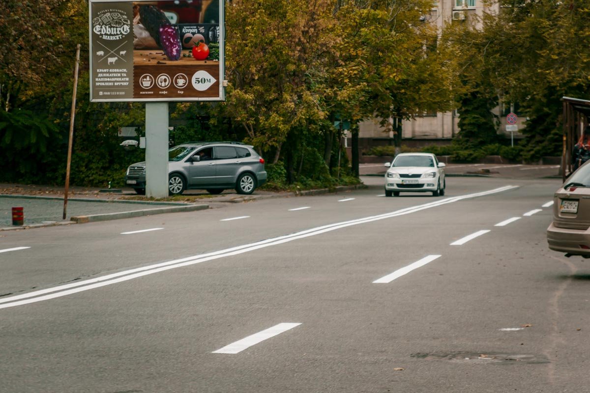 В центре Днепра наносят новую дорожную разметку 3