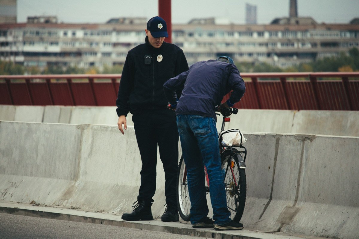 В Днепре пьяный мужчина пытался сброситься с Нового моста 1