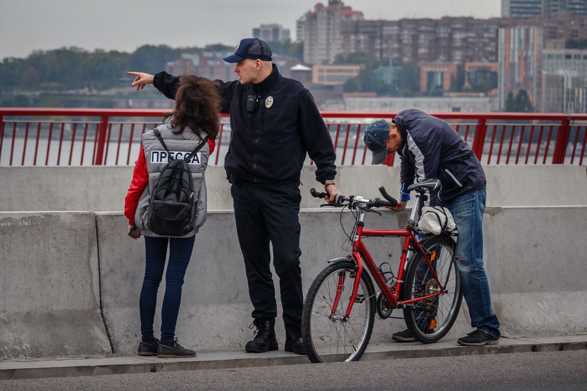 В Днепре пьяный мужчина пытался сброситься с Нового моста 2