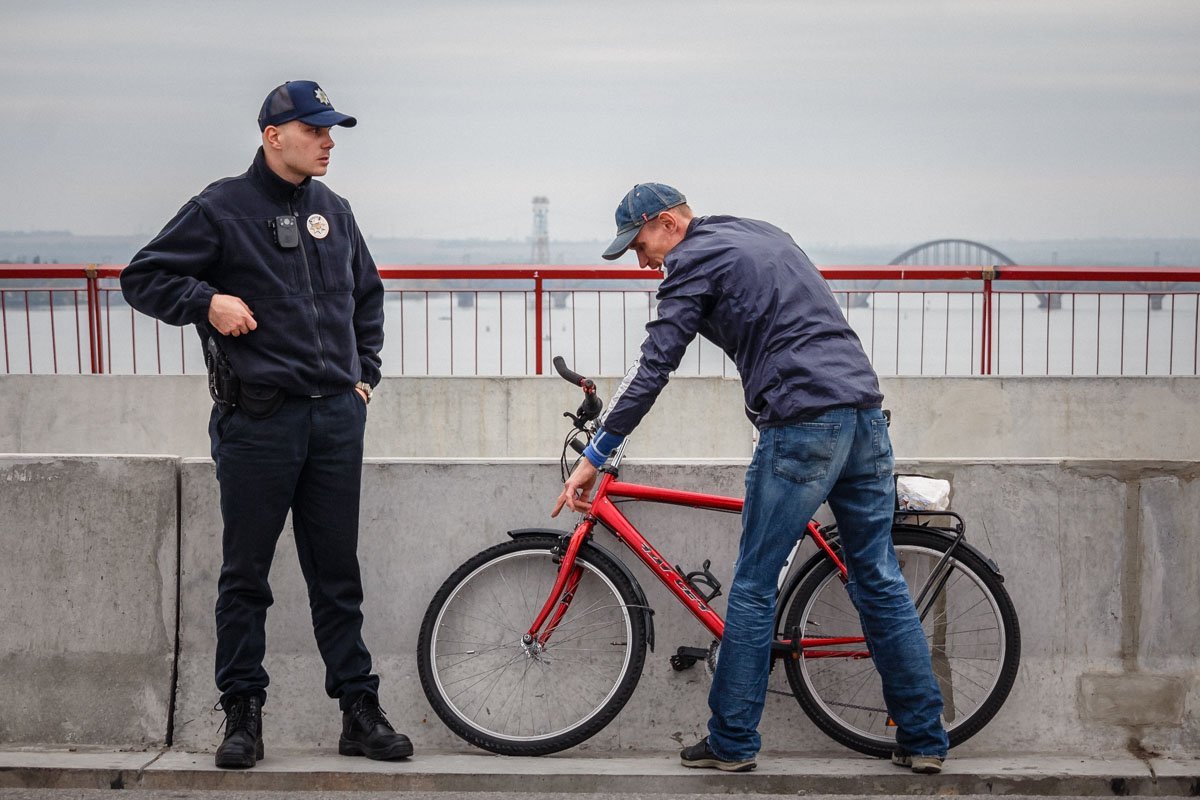В Днепре пьяный мужчина пытался сброситься с Нового моста 3