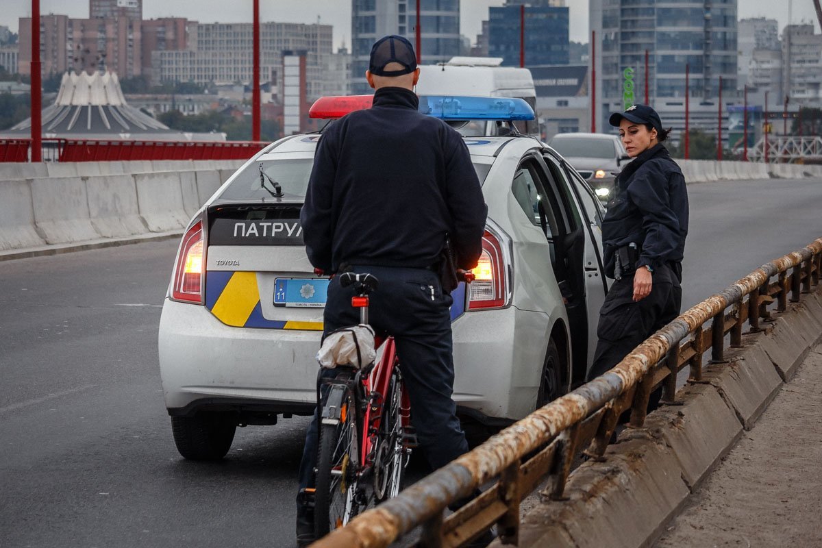 В Днепре пьяный мужчина пытался сброситься с Нового моста 4