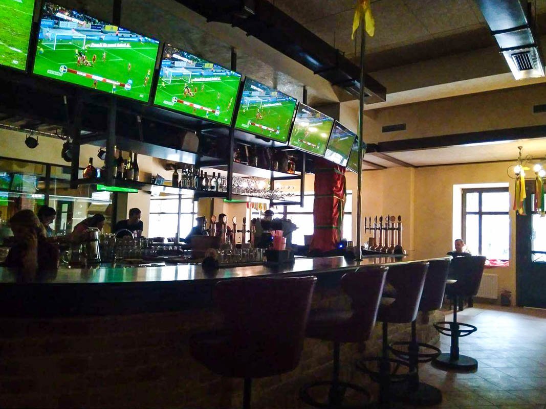 Шаровары и сексистская реклама: вместо кинотеатра «Родина» в Днепре открылась пивоварня 2