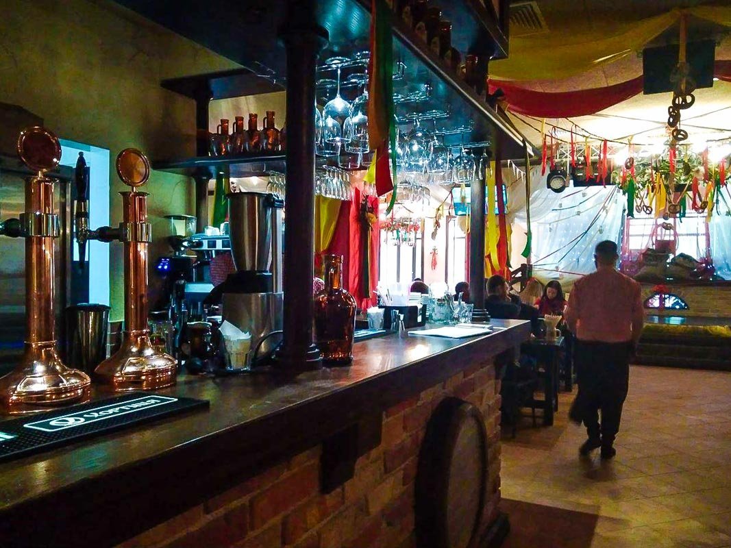 Шаровары и сексистская реклама: вместо кинотеатра «Родина» в Днепре открылась пивоварня 6