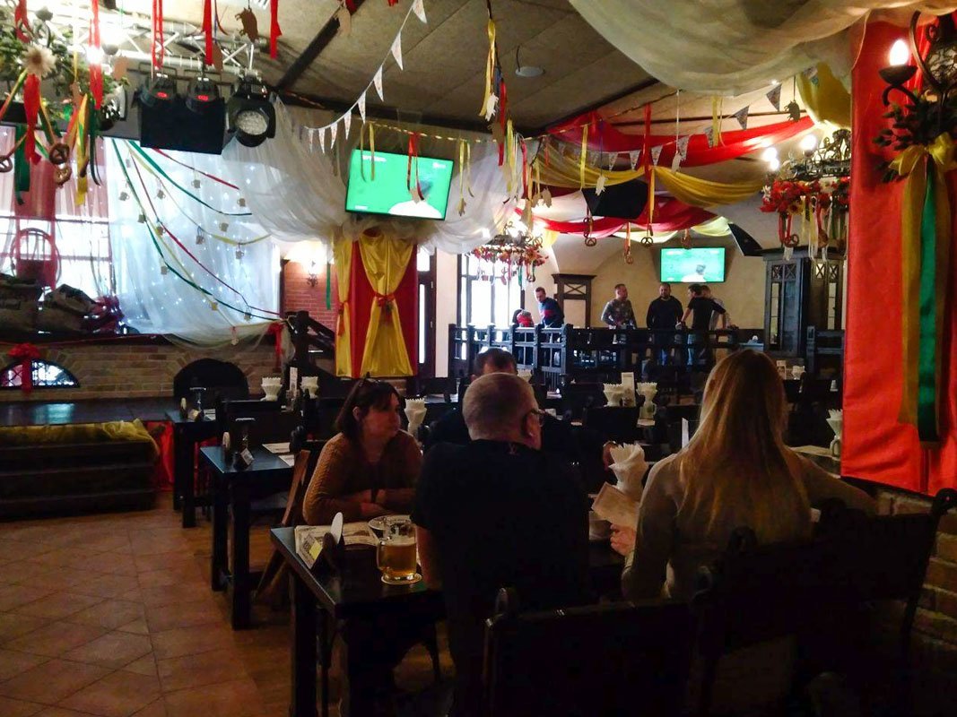 Шаровары и сексистская реклама: вместо кинотеатра «Родина» в Днепре открылась пивоварня 7