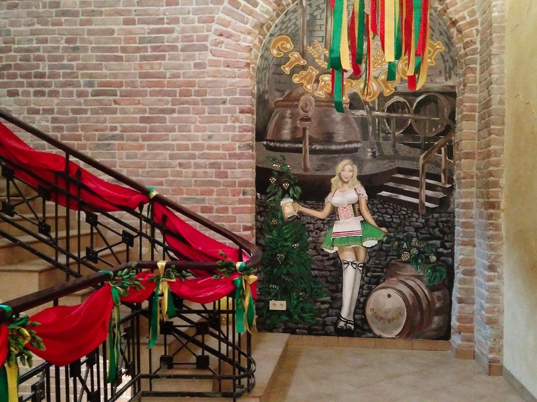 Шаровары и сексистская реклама: вместо кинотеатра «Родина» в Днепре открылась пивоварня 8