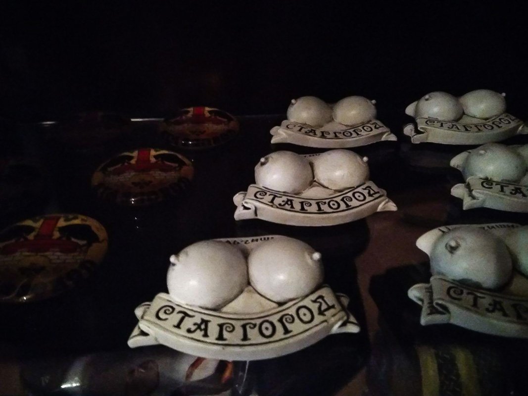 Шаровары и сексистская реклама: вместо кинотеатра «Родина» в Днепре открылась пивоварня 11