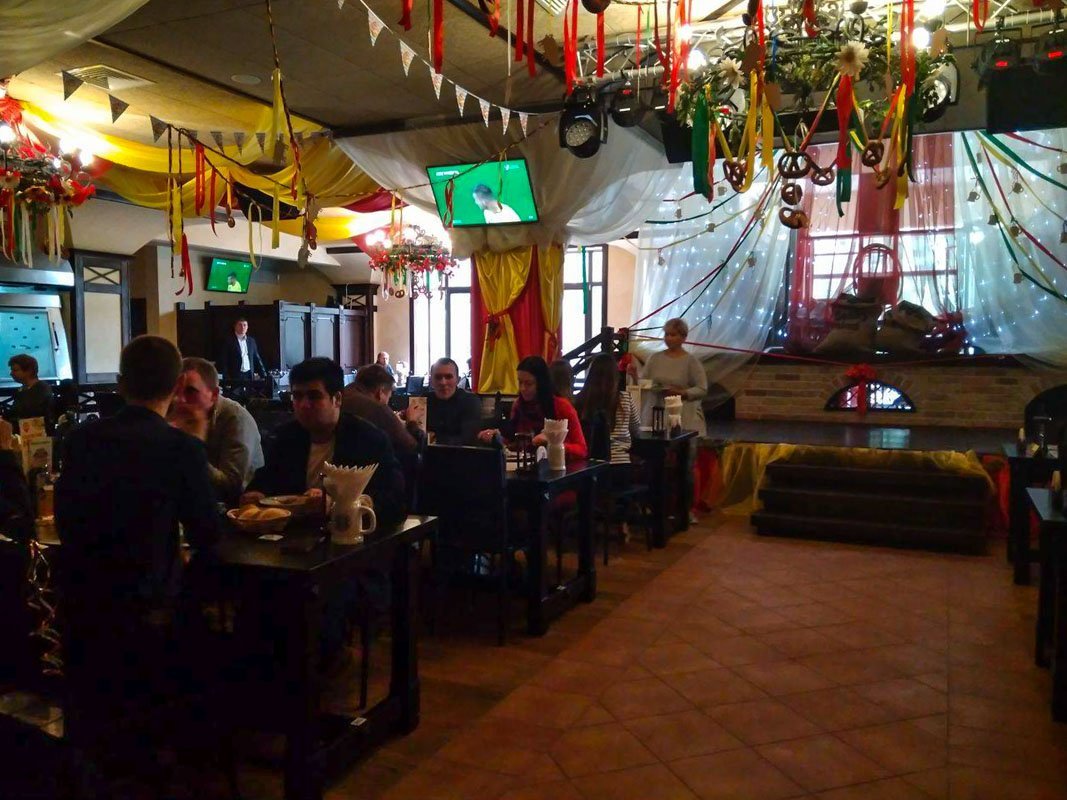 Шаровары и сексистская реклама: вместо кинотеатра «Родина» в Днепре открылась пивоварня 13