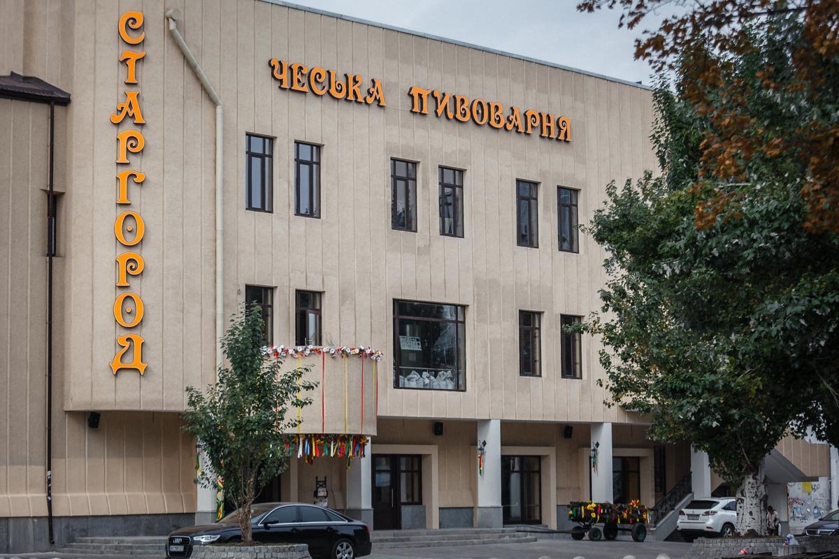 Шаровары и сексистская реклама: вместо кинотеатра «Родина» в Днепре открылась пивоварня 15