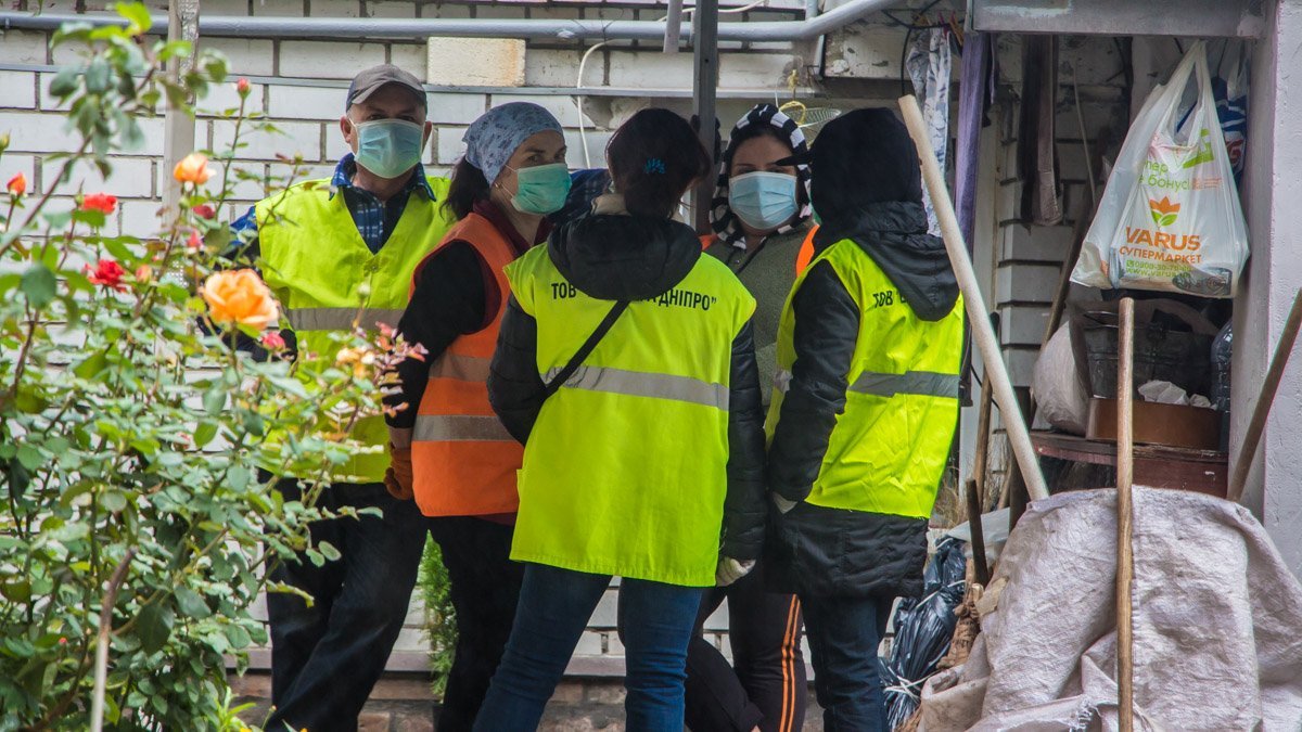 5 лет вони и антисанитарии: как в Днепре выгребали мусорные завалы из квартиры 2