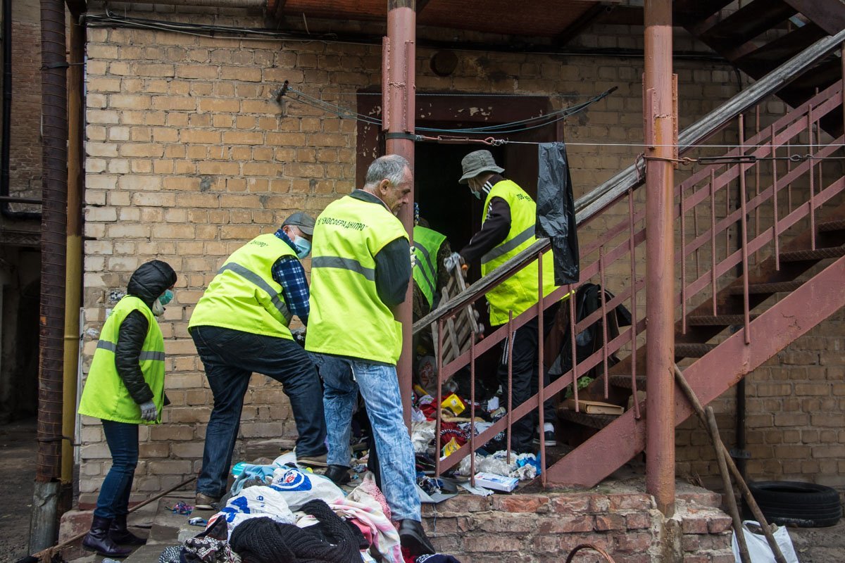 5 лет вони и антисанитарии: как в Днепре выгребали мусорные завалы из квартиры 4