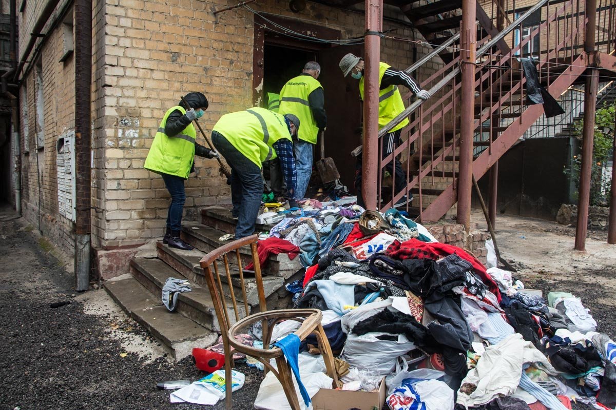 5 лет вони и антисанитарии: как в Днепре выгребали мусорные завалы из квартиры 5