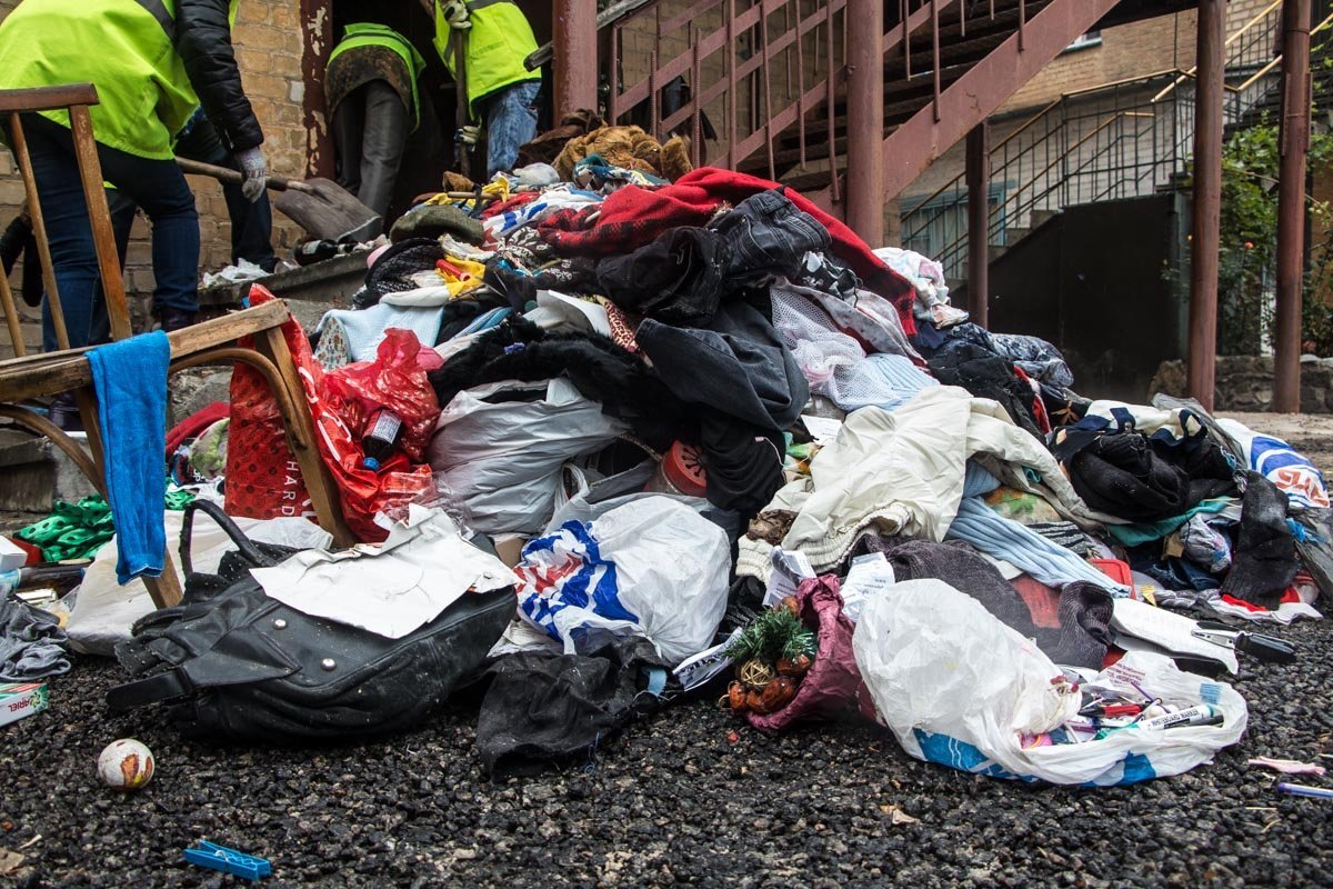 5 лет вони и антисанитарии: как в Днепре выгребали мусорные завалы из квартиры 7