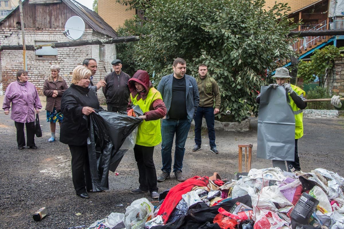 5 лет вони и антисанитарии: как в Днепре выгребали мусорные завалы из квартиры 8