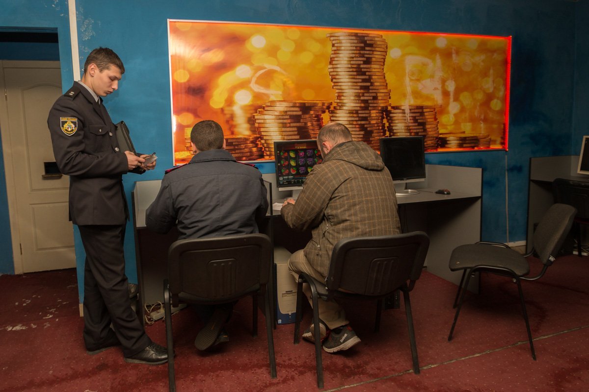 В Днепре активисты устроили облаву на залы игровых автоматов 6