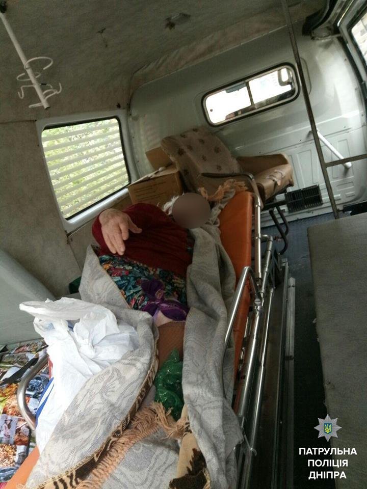 На Слобожанском проспекте полиция и спасатели помогли 92-летней женщине 1