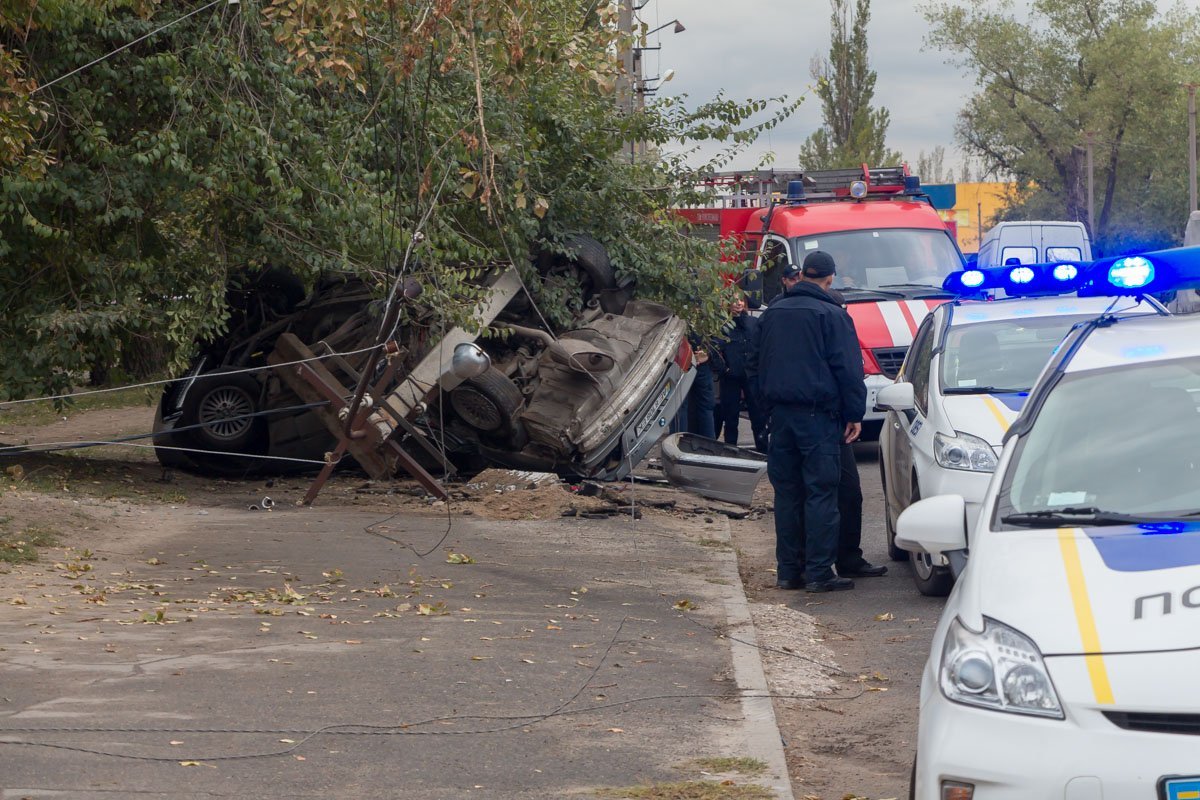 Смертельное ДТП на Семафорной: погибшего вырезали из автомобиля BMW 6