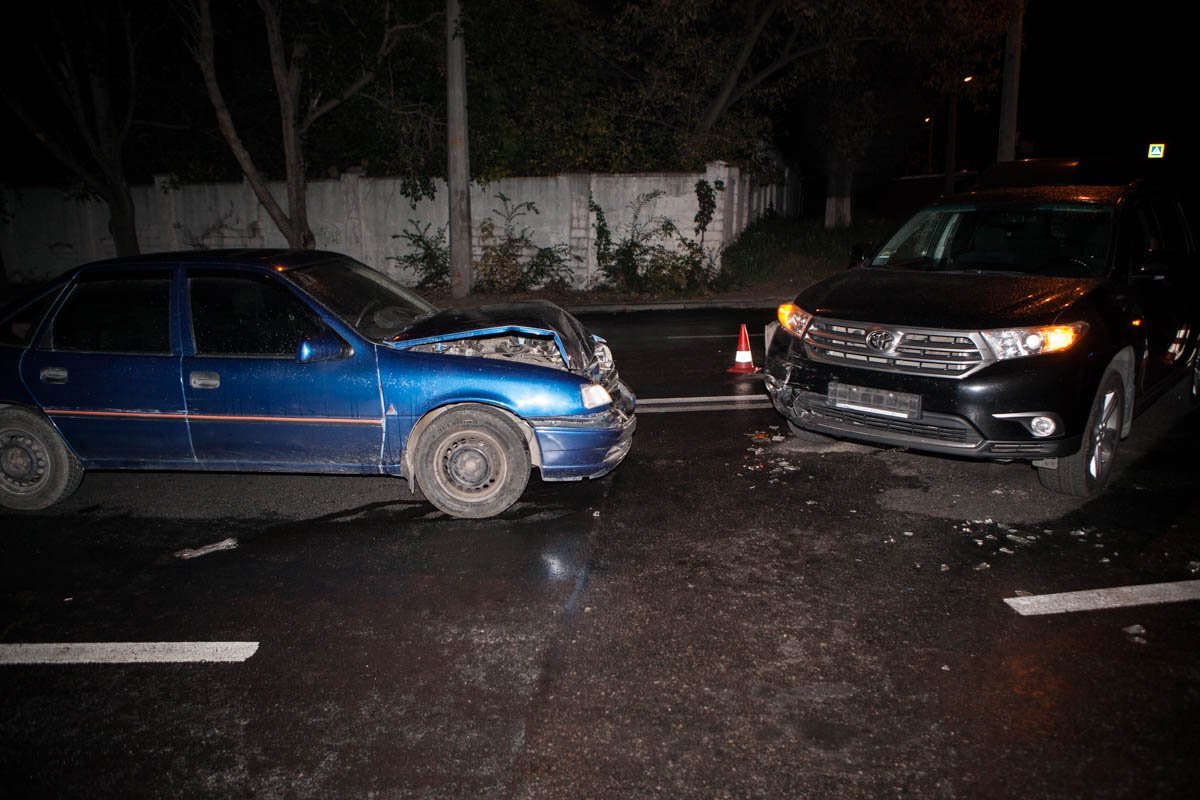 В Днепре на улице Даниила Галицкого столкнулись два автомобиля 1