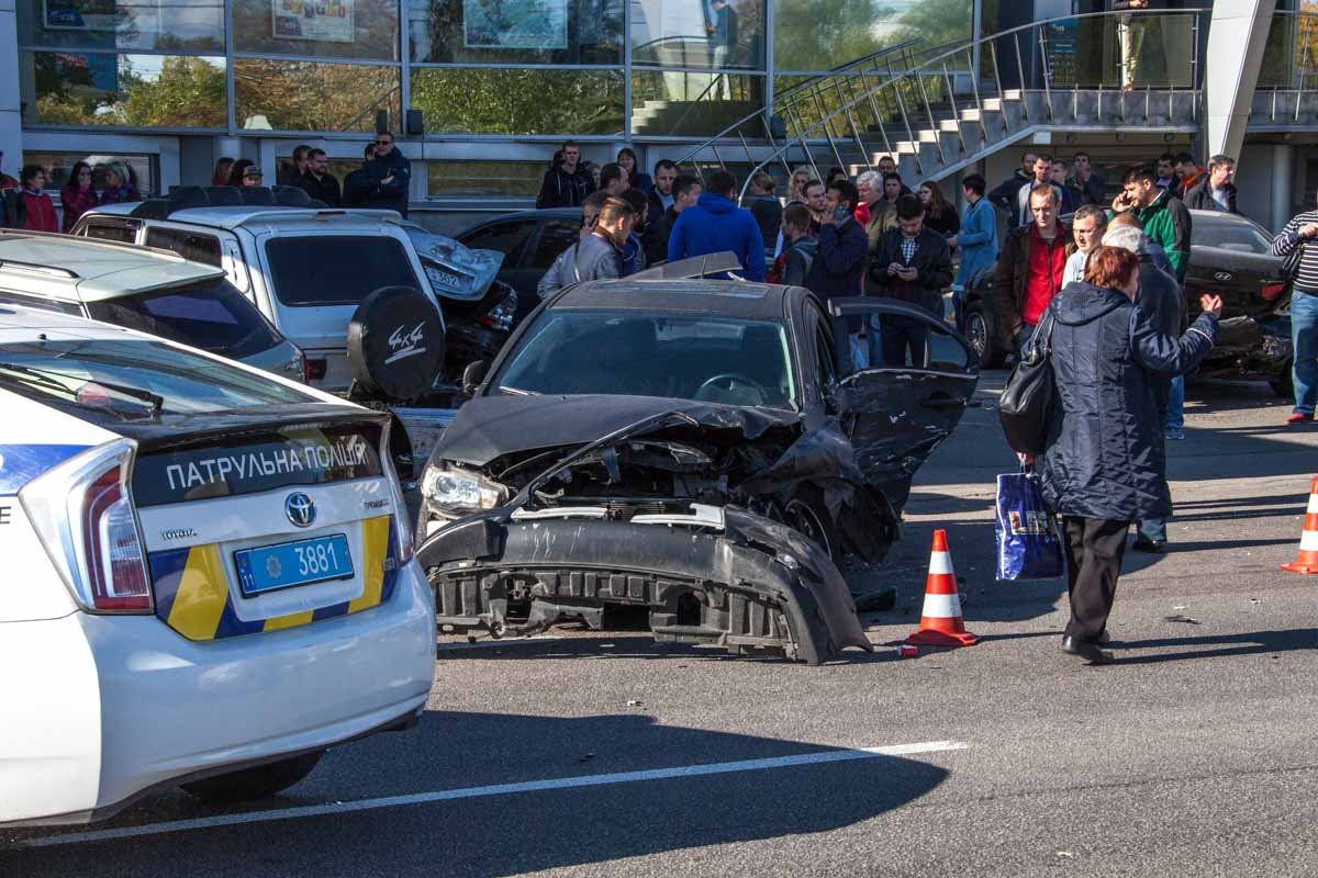 На Победе произошла авария с участием 7 машин: пострадала девушка 3