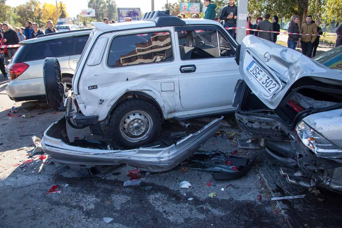 На Победе произошла авария с участием 7 машин: пострадала девушка 6