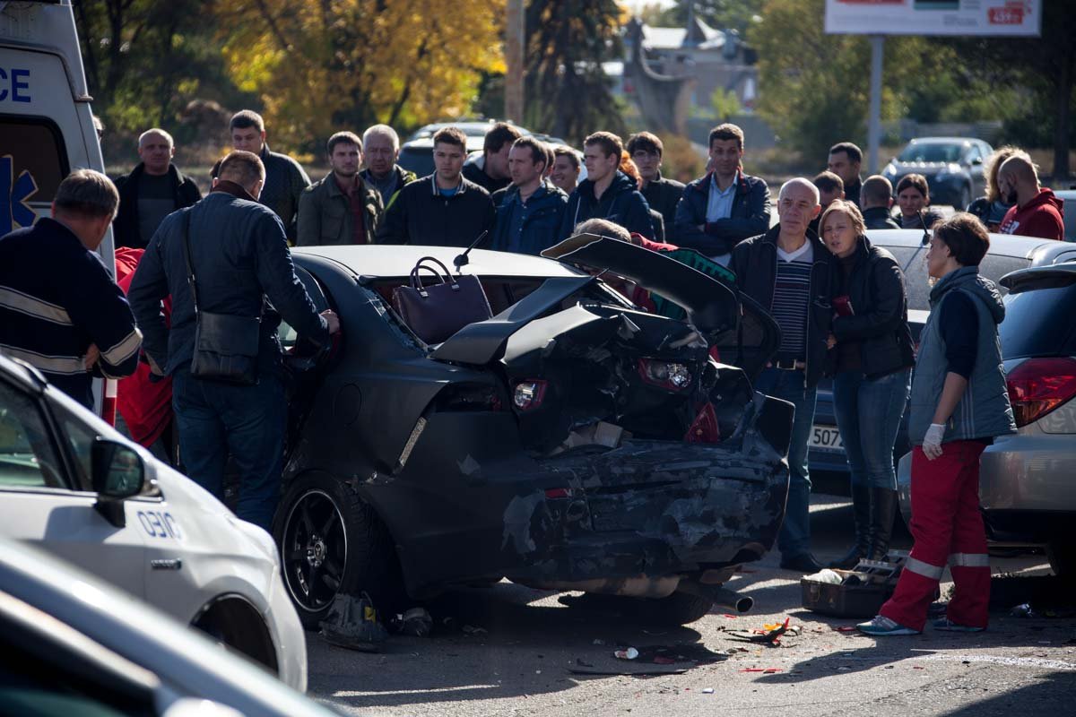 На Победе произошла авария с участием 7 машин: пострадала девушка 11