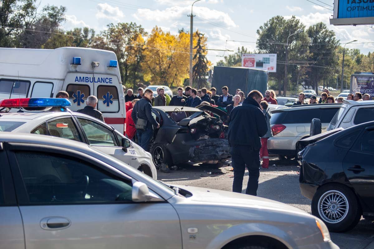 На Победе произошла авария с участием 7 машин: пострадала девушка 13