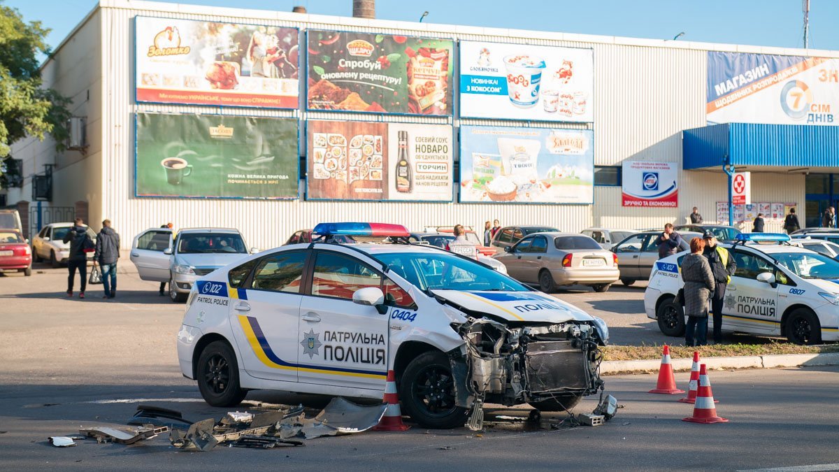 На Петра Калнышевского полицейский Prius въехал в Mercedes Vito: пострадал водитель 1