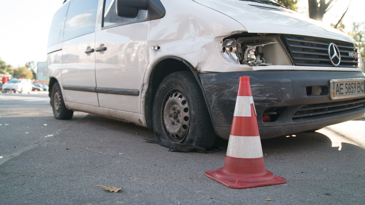 На Петра Калнышевского полицейский Prius въехал в Mercedes Vito: пострадал водитель 2