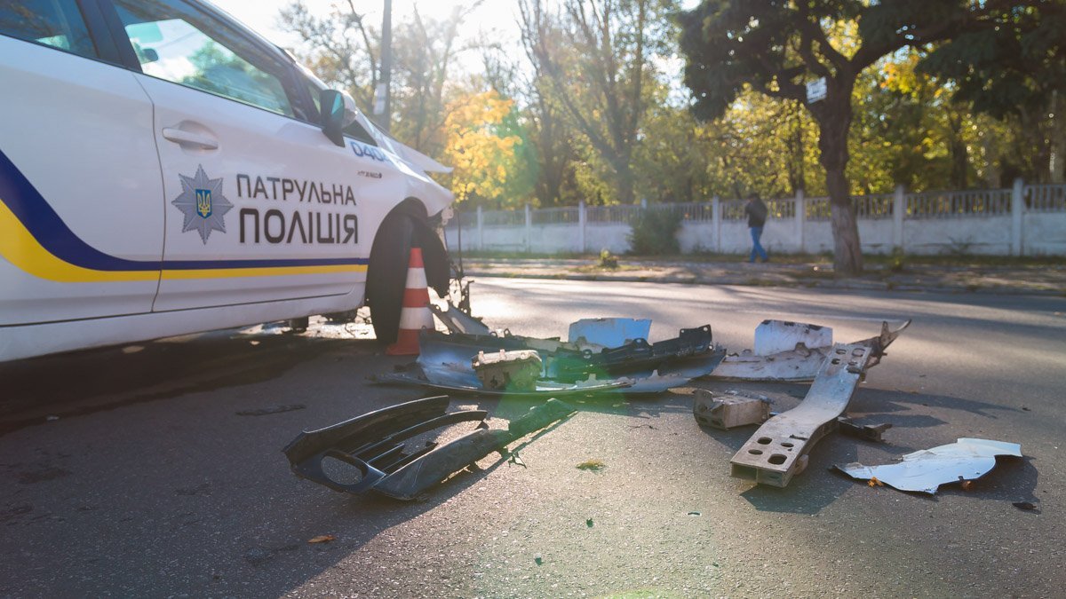 На Петра Калнышевского полицейский Prius въехал в Mercedes Vito: пострадал водитель 3