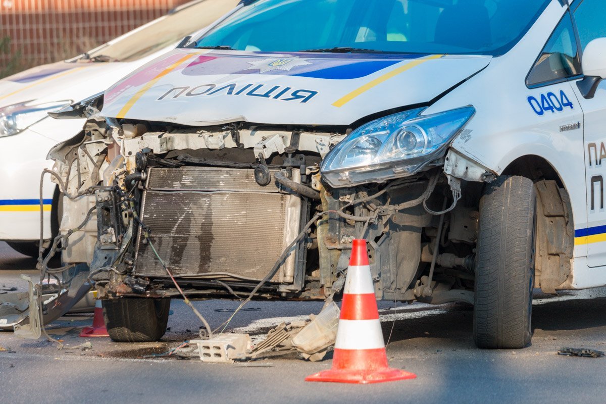 На Петра Калнышевского полицейский Prius въехал в Mercedes Vito: пострадал водитель 4