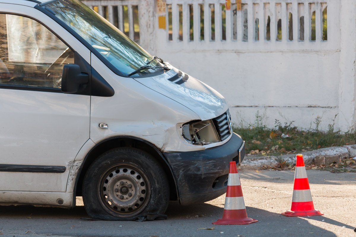На Петра Калнышевского полицейский Prius въехал в Mercedes Vito: пострадал водитель 5
