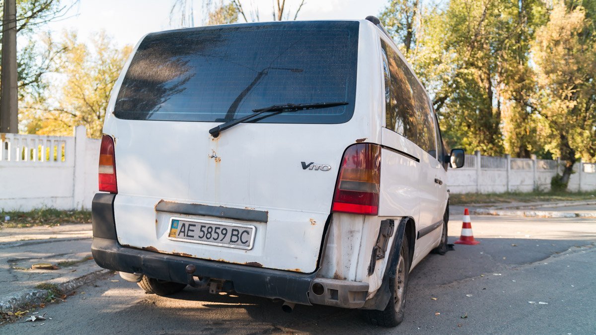 На Петра Калнышевского полицейский Prius въехал в Mercedes Vito: пострадал водитель 6