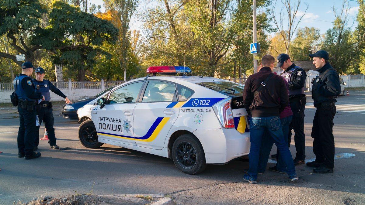 На Петра Калнышевского полицейский Prius въехал в Mercedes Vito: пострадал водитель 7