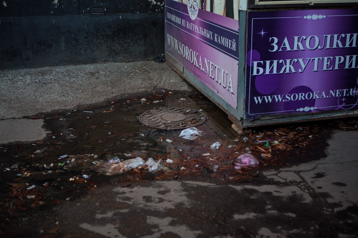 Фекальные реки, мусорные берега: на Старомостовой площади прорвало канализацию 1