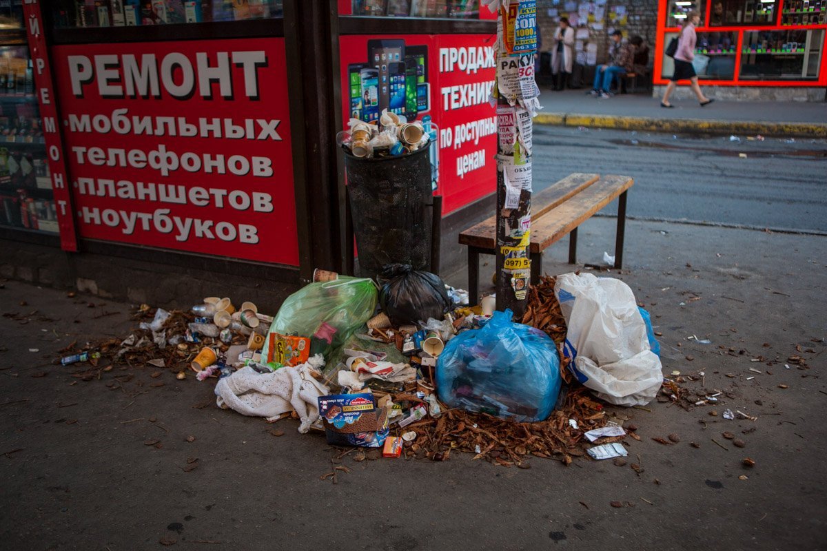 Фекальные реки, мусорные берега: на Старомостовой площади прорвало канализацию 3