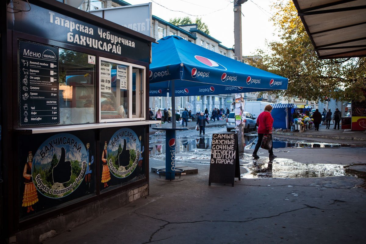 Фекальные реки, мусорные берега: на Старомостовой площади прорвало канализацию 4