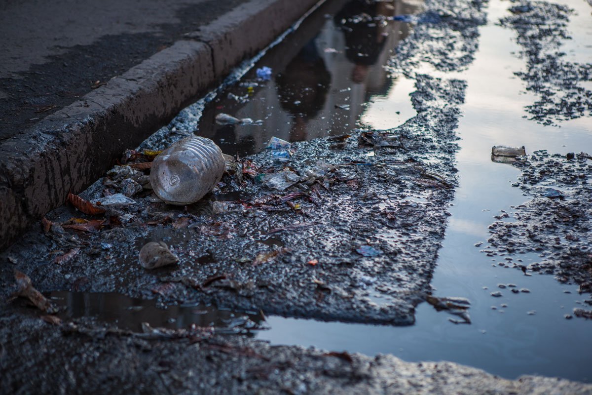 Фекальные реки, мусорные берега: на Старомостовой площади прорвало канализацию 5
