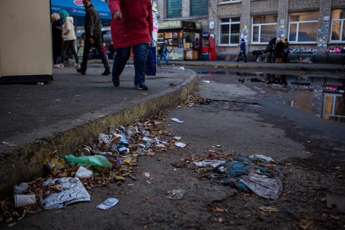 Фекальные реки, мусорные берега: на Старомостовой площади прорвало канализацию 6